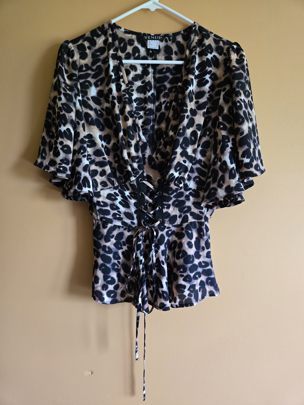 VENUS Leopard Print Lace-Up V-Neck Top